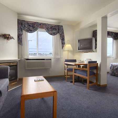 Super 8 By Wyndham Swift Current Otel Oda fotoğraf