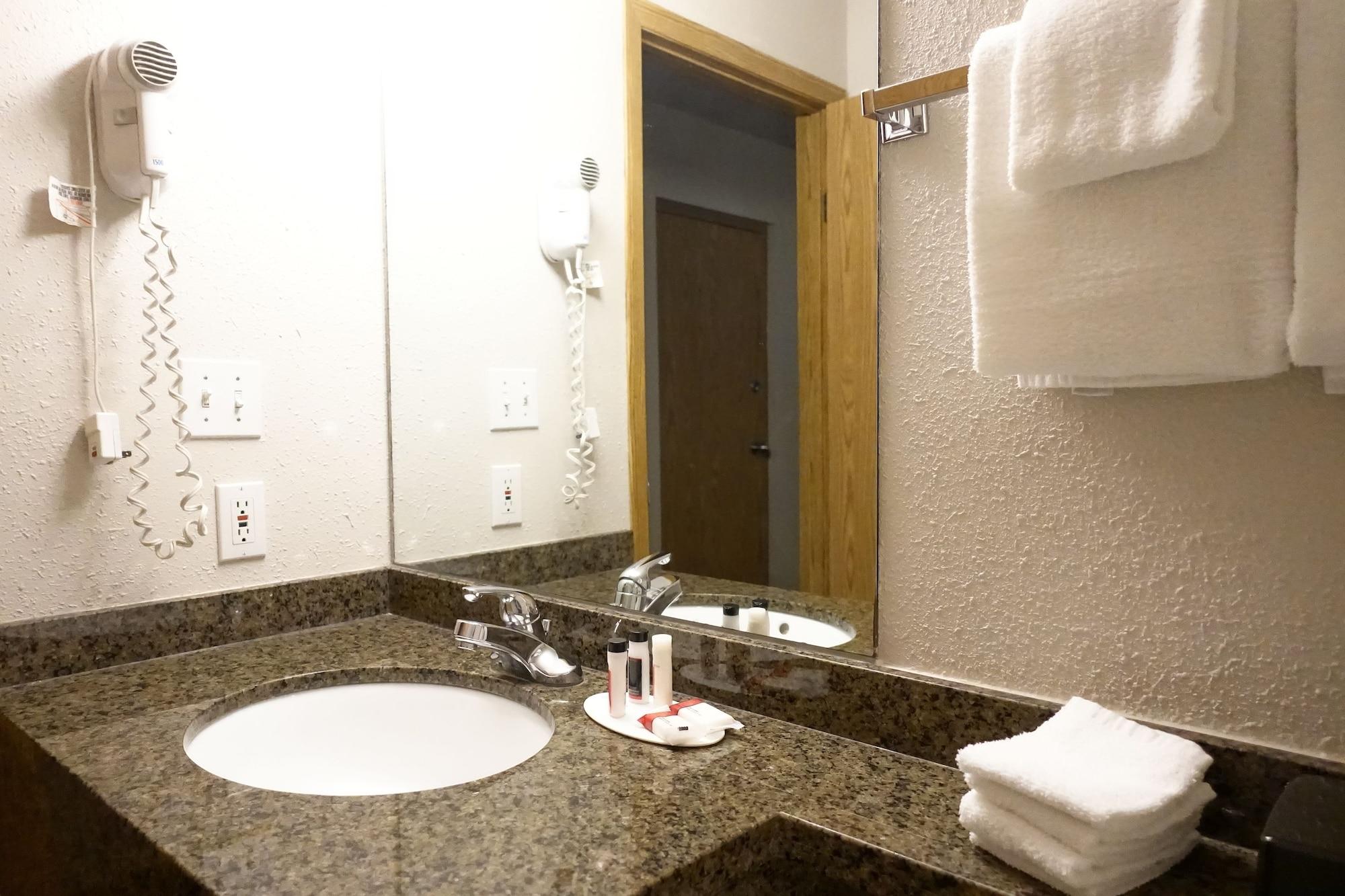 Super 8 By Wyndham Swift Current Otel Dış mekan fotoğraf