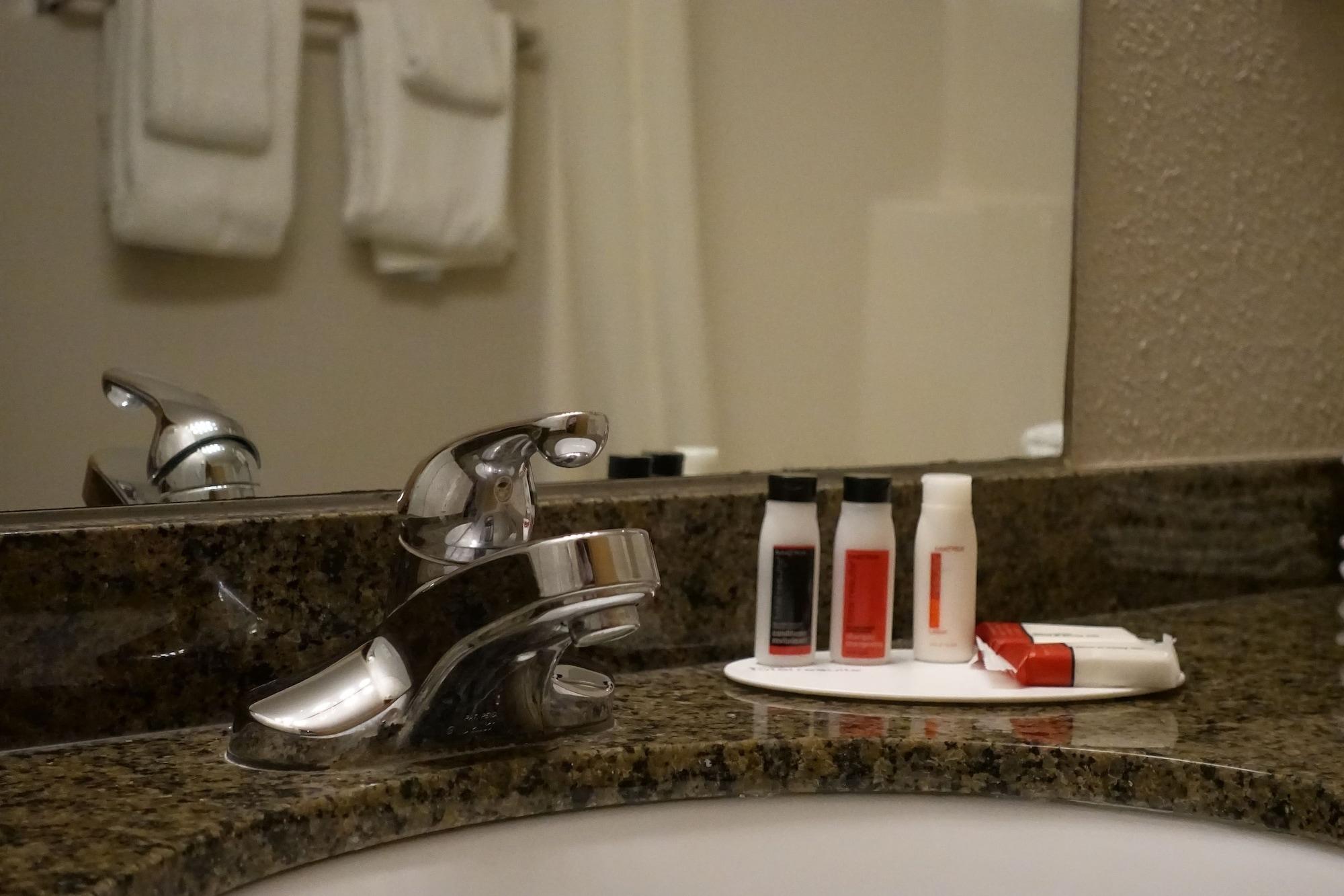 Super 8 By Wyndham Swift Current Otel Dış mekan fotoğraf