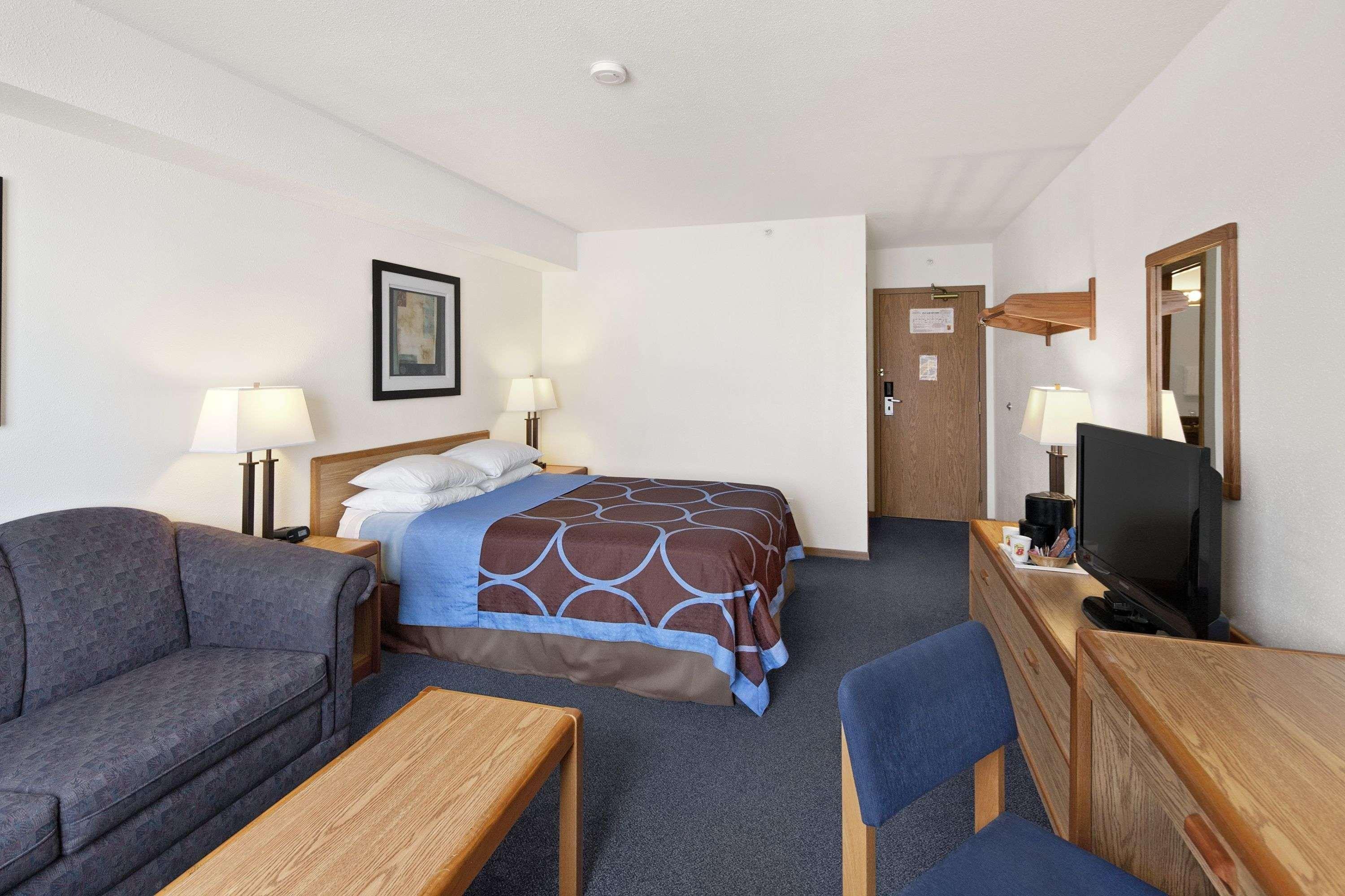 Super 8 By Wyndham Swift Current Otel Dış mekan fotoğraf