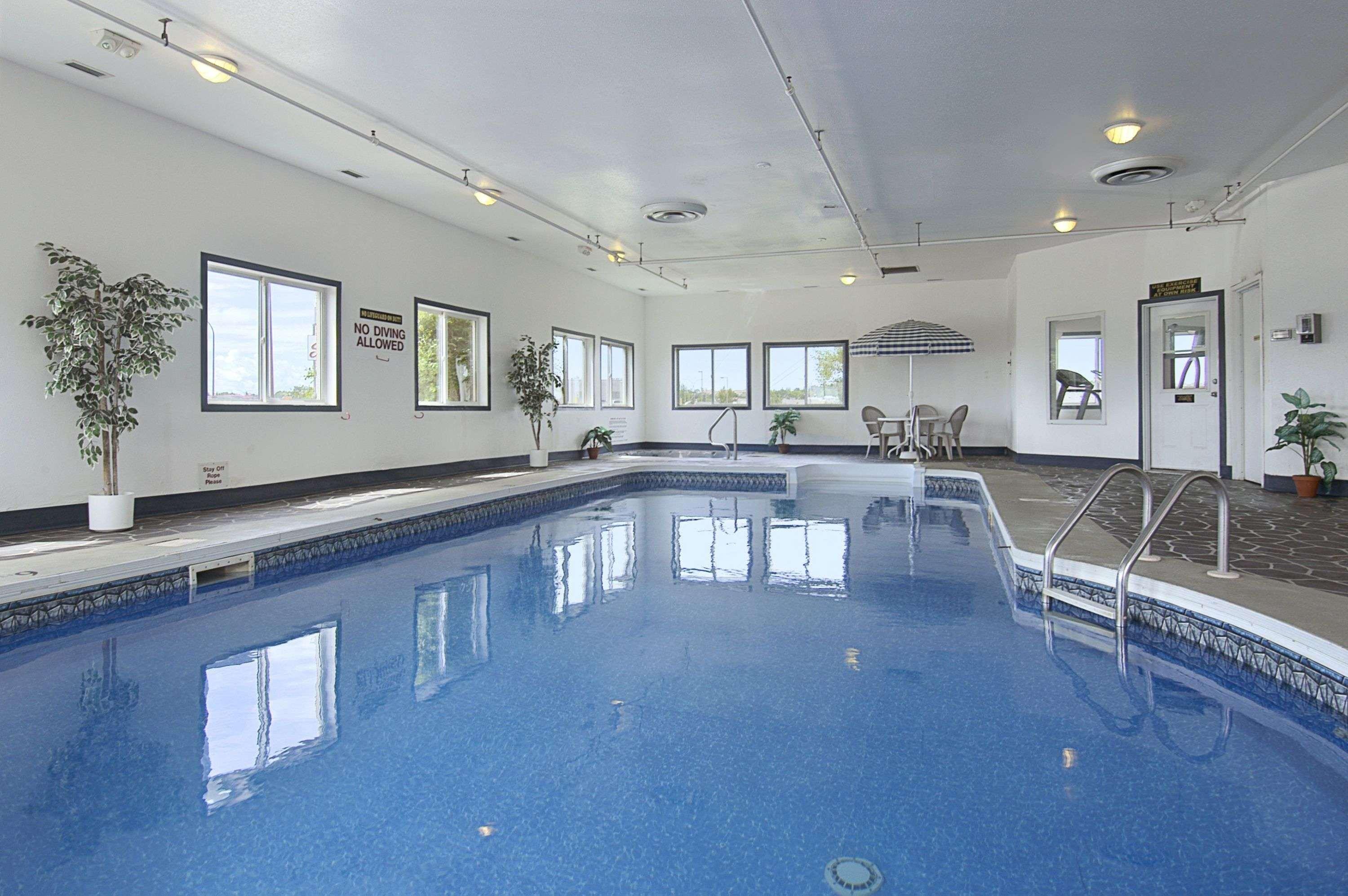 Super 8 By Wyndham Swift Current Otel Konforlar fotoğraf