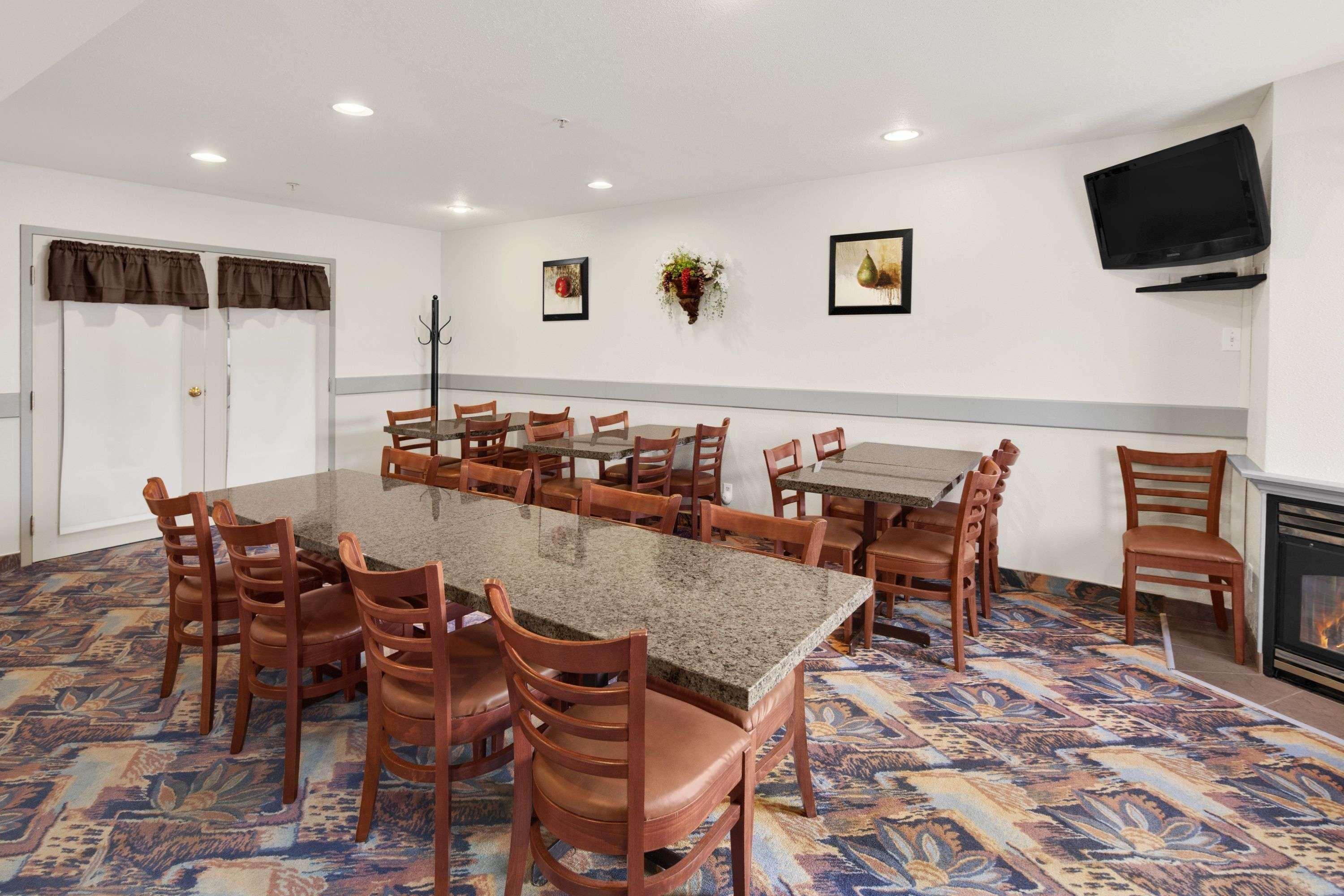 Super 8 By Wyndham Swift Current Otel Dış mekan fotoğraf