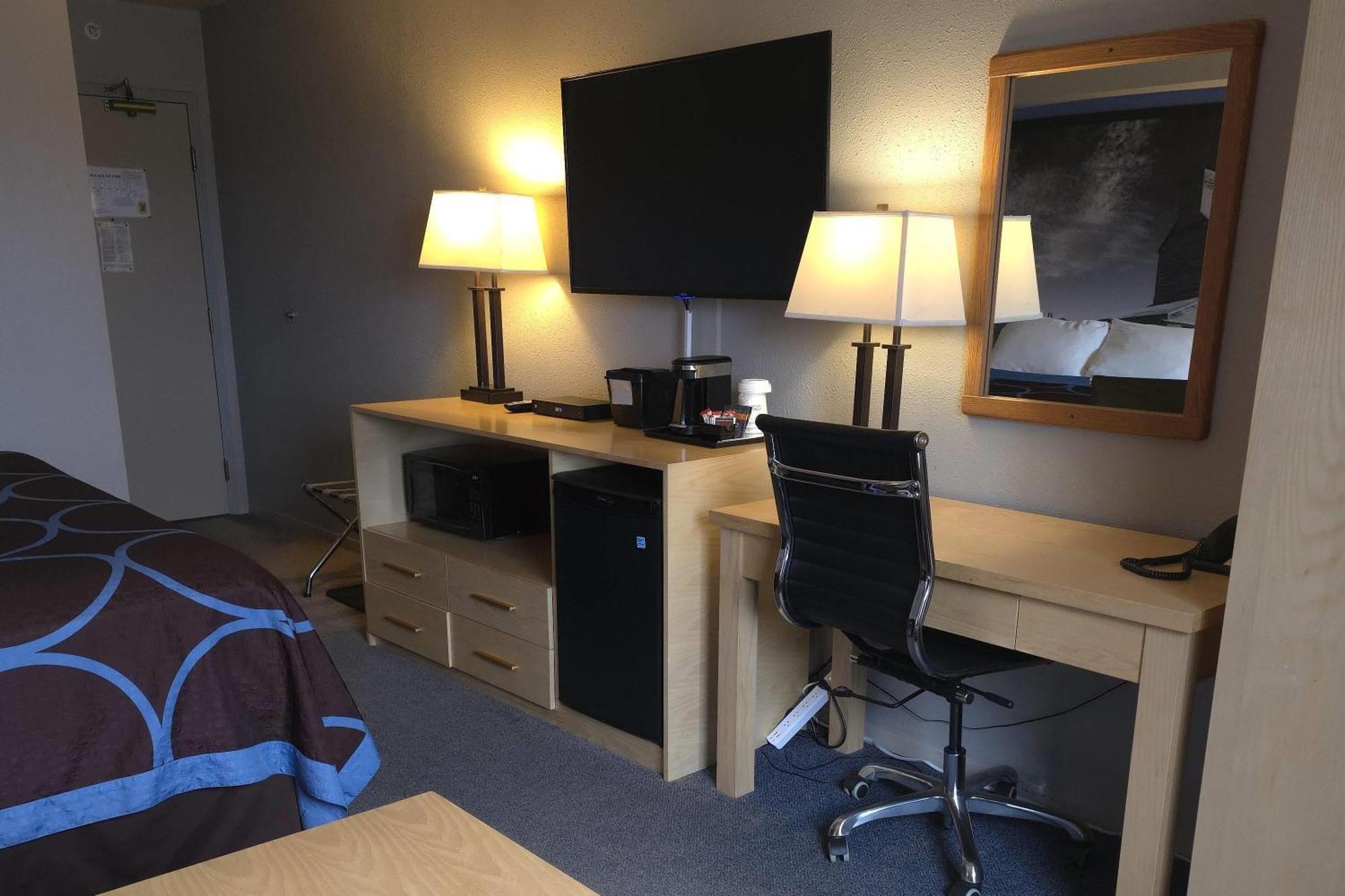 Super 8 By Wyndham Swift Current Otel Dış mekan fotoğraf