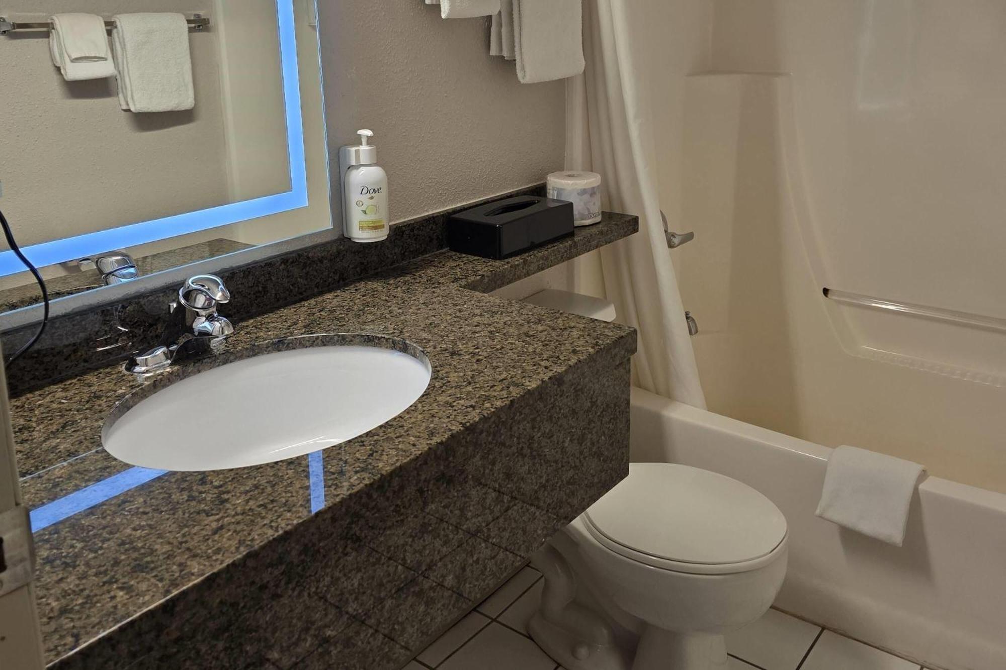 Super 8 By Wyndham Swift Current Otel Dış mekan fotoğraf