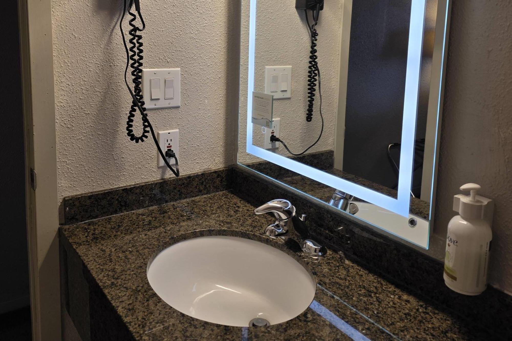 Super 8 By Wyndham Swift Current Otel Dış mekan fotoğraf