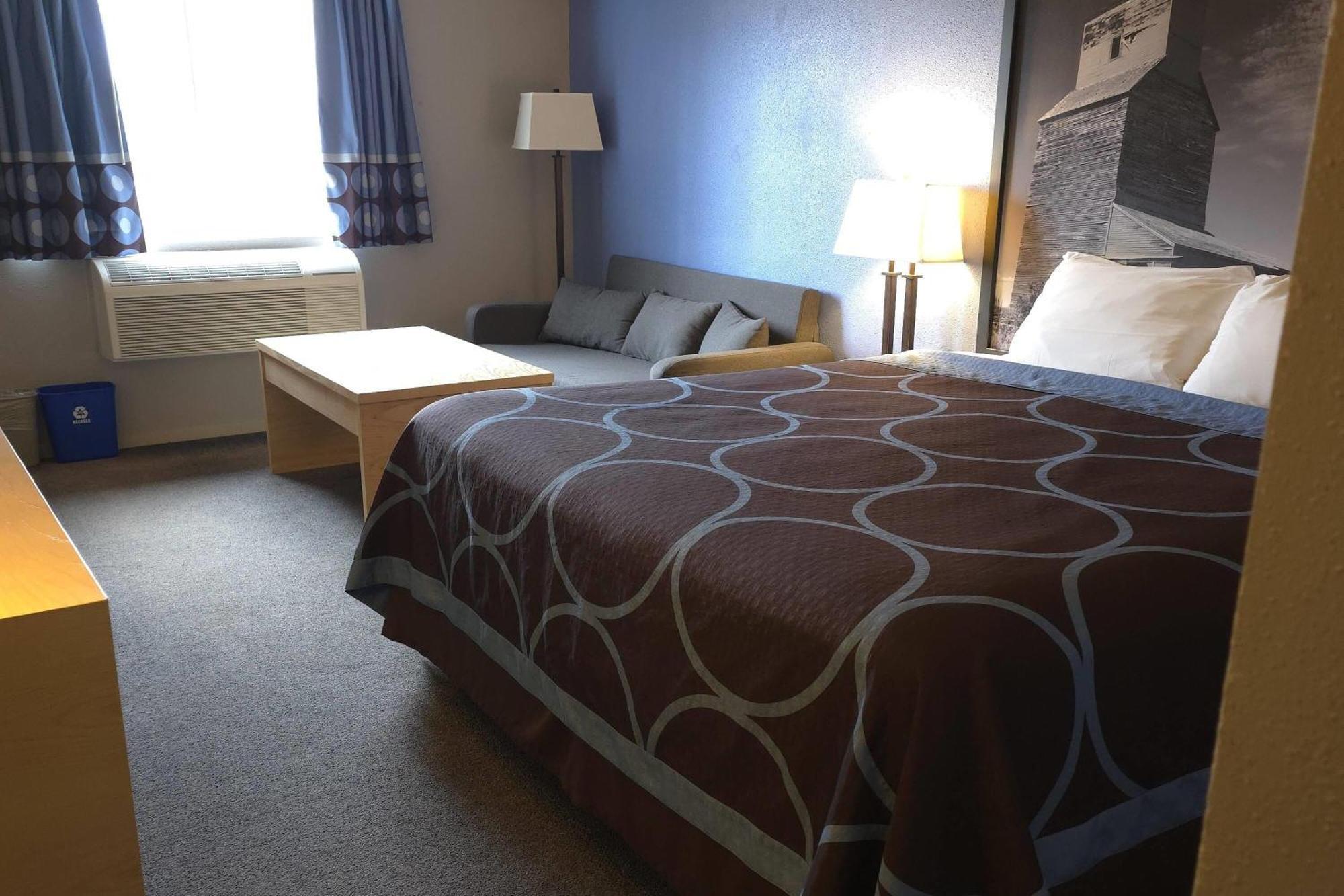 Super 8 By Wyndham Swift Current Otel Dış mekan fotoğraf