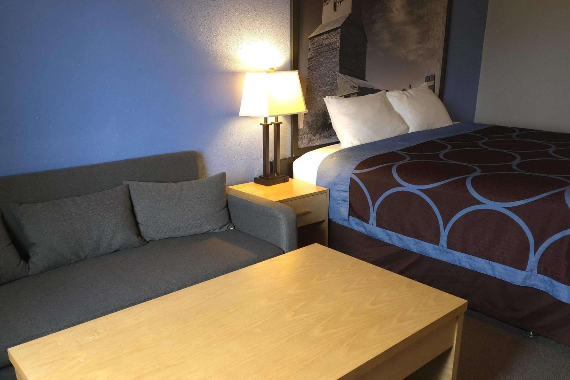 Super 8 By Wyndham Swift Current Otel Dış mekan fotoğraf