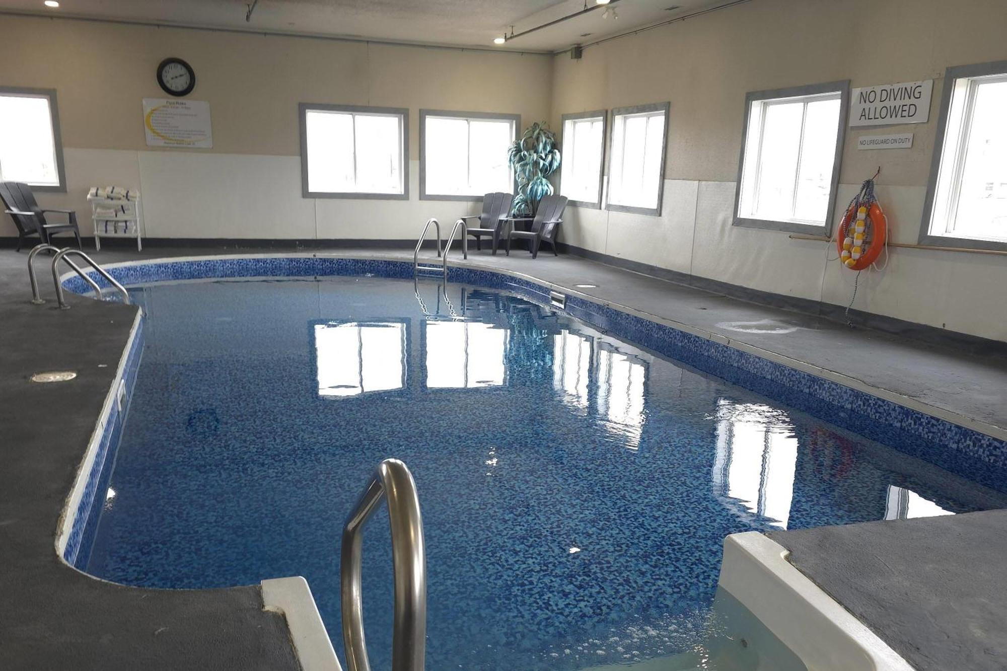 Super 8 By Wyndham Swift Current Otel Dış mekan fotoğraf