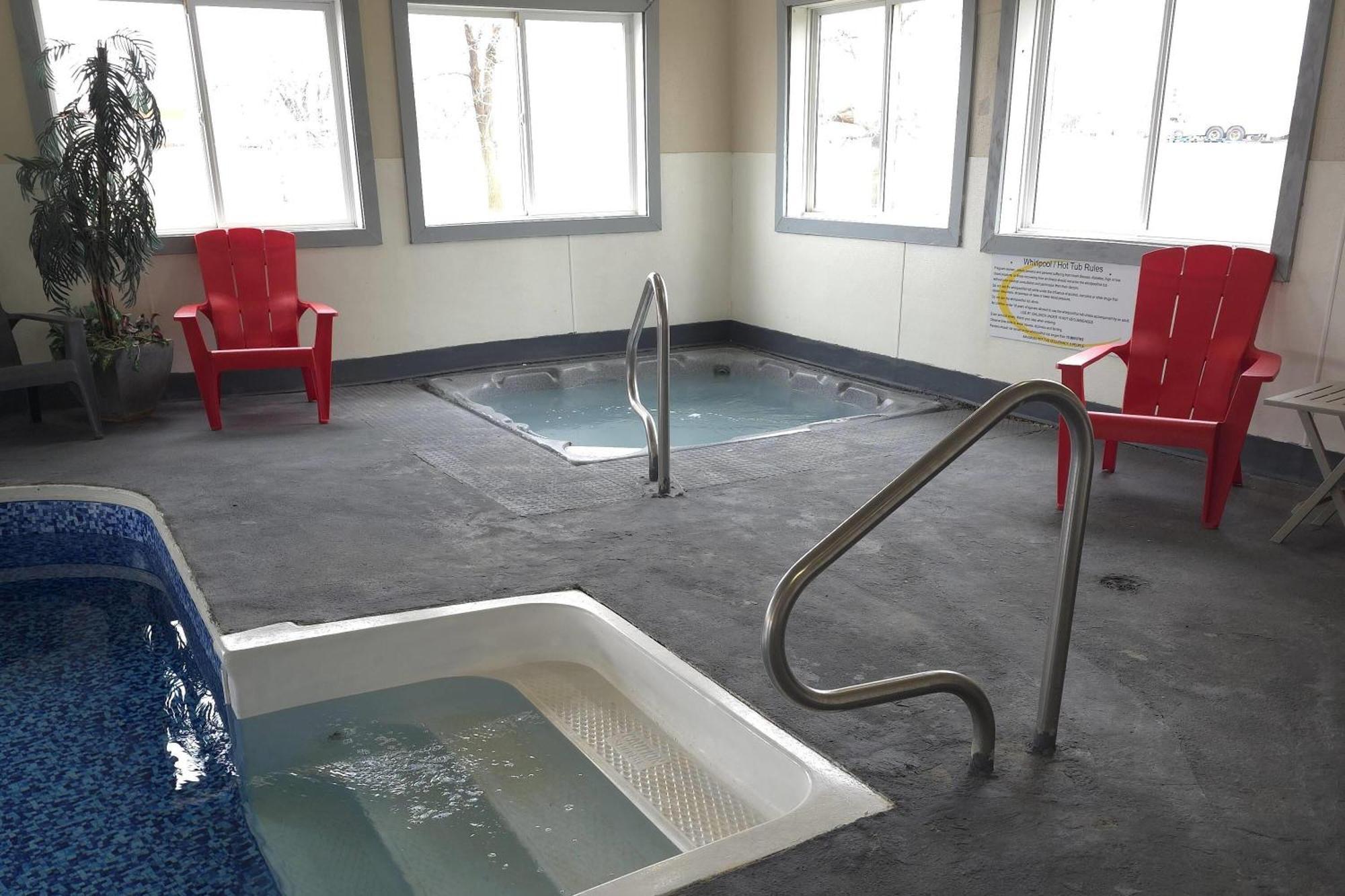 Super 8 By Wyndham Swift Current Otel Dış mekan fotoğraf