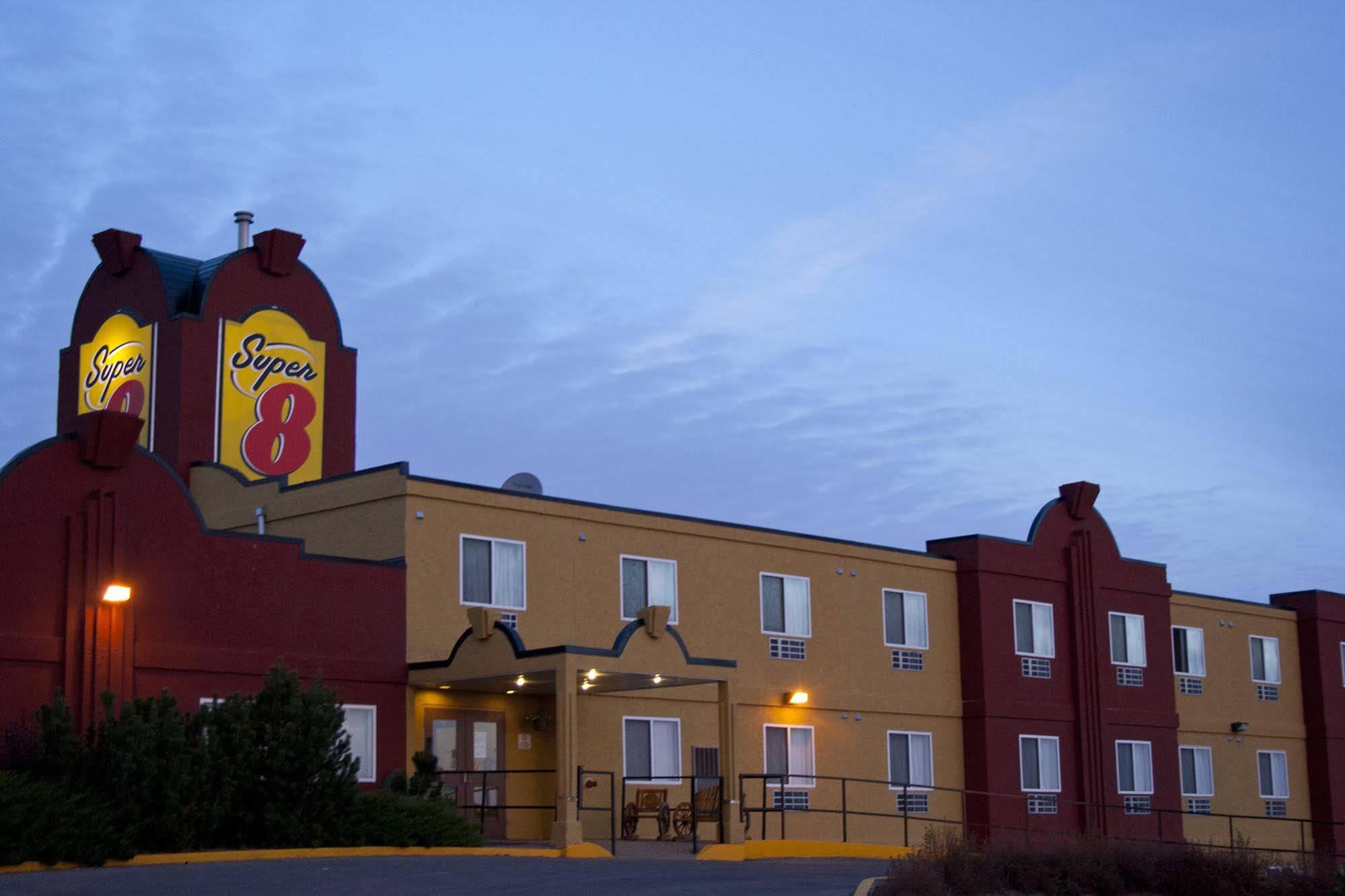 Super 8 By Wyndham Swift Current Otel Dış mekan fotoğraf