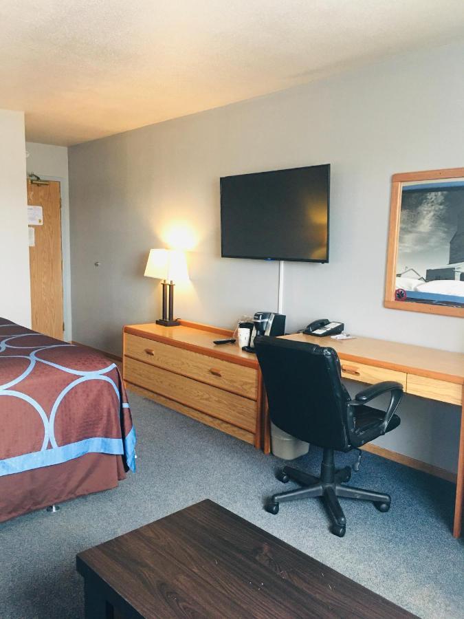 Super 8 By Wyndham Swift Current Otel Dış mekan fotoğraf