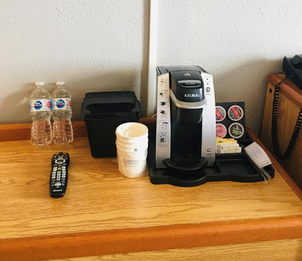 Super 8 By Wyndham Swift Current Otel Dış mekan fotoğraf